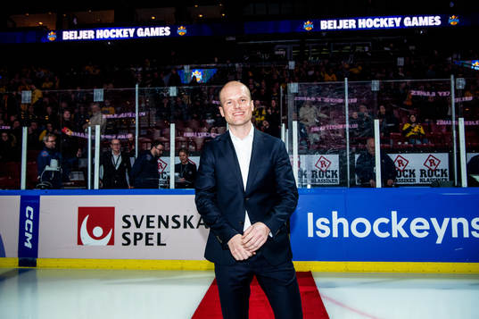 Referee Ludvig Lundgren is awarded ”Stora Grabbars