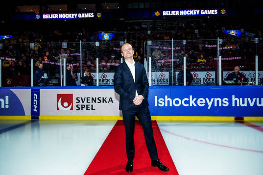 Referee Ludvig Lundgren is awarded ”Stora Grabbars