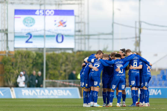IFK Göteborgs spelare samlade innan andra halvleken av