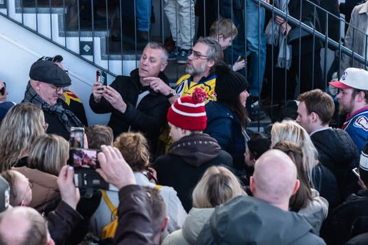 Peter Forsberg skriver autografer