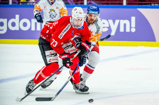 Mike Kunzle of Switzerland and Jiri Smejkal of Czech
