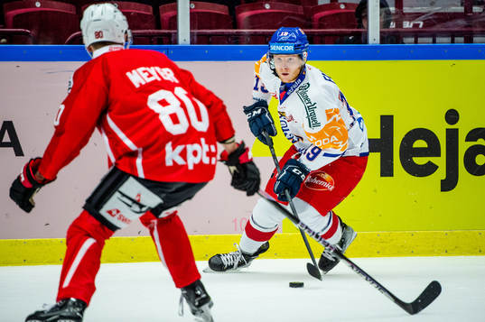 Oscar Flynn of Czech Republic and Dario Mayer of Switzerland