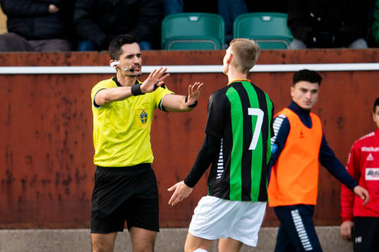 Domare Fikret Buqa reagerar på GAIS Joackim Åberg