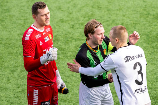 GAIS målvakt Erik Krantz , August Wängberg och Utsiktens