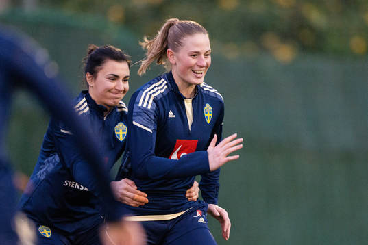 Goalkeepers Zecira Musovic and Tove Enblom of the Swedish