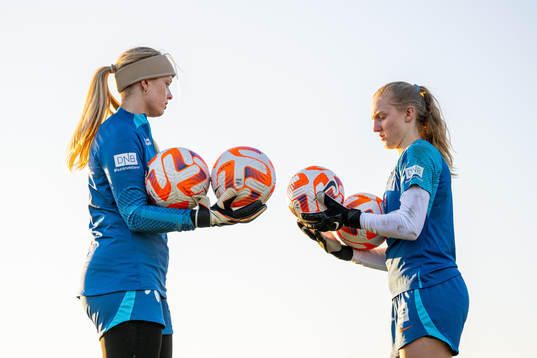 Goalkeeper Guro Pettersen and goalkeeper Sunniva Skoglund