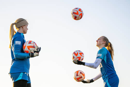 Goalkeeper Guro Pettersen and goalkeeper Sunniva Skoglund
