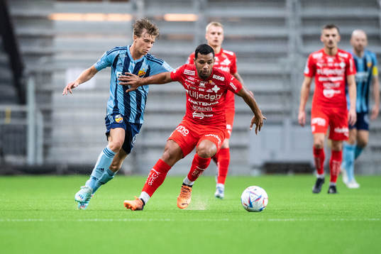 Djurgårdens Wilmer Odefalk och Värnamos Wenderson