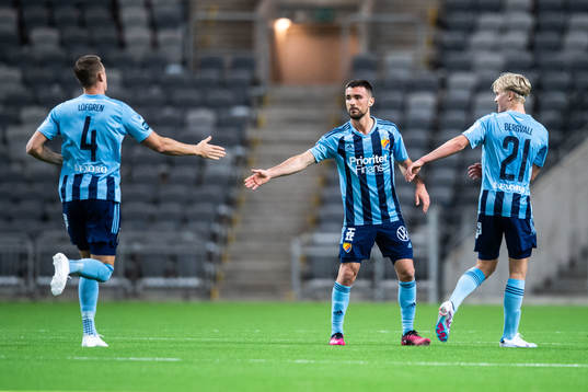Djurgårdens Carlos Moros Gracia jublar med Jesper Löfgren
