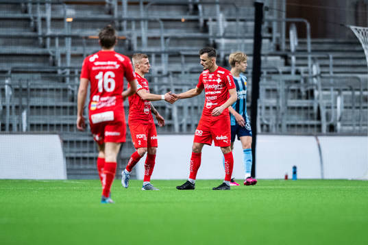 Värnamos Ajdin Zeljkovic jublar med Viktor Bergh