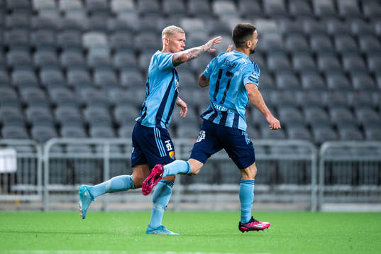 Djurgårdens Carlos Moros Gracia jublar med Victor Edvardsen
