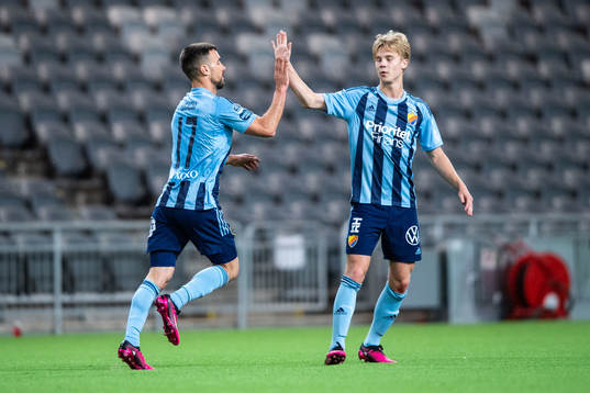 Djurgårdens Carlos Moros Gracia jublar med Theo Bergvall