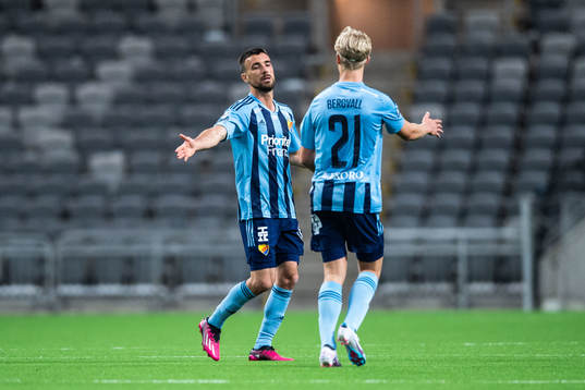 Djurgårdens Carlos Moros Gracia jublar med Lucas Bergvall