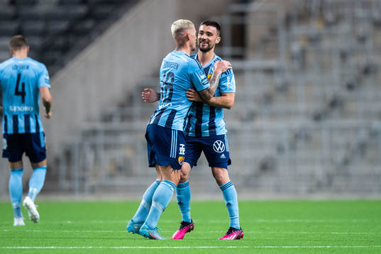 Djurgårdens Carlos Moros Gracia jublar med Victor Edvardsen