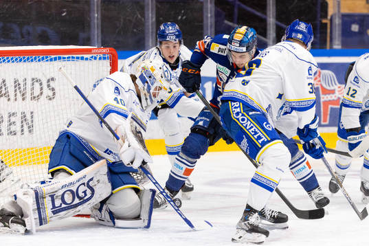 Växjös Glenn Gustafsson oroar framför Leksands målvakt