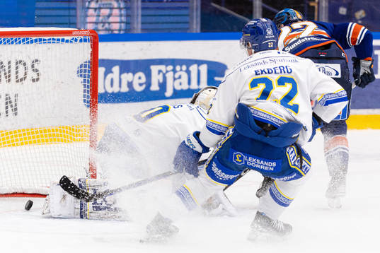 Växjös Tobias Rieder gör 0-1 bakom Leksands målvakt