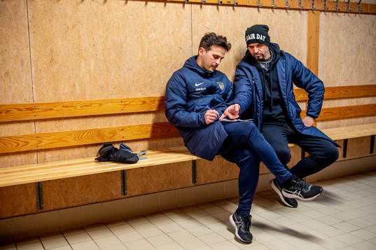 Assisterande tränarna Besnik Llazani och Baskim Sopi innan