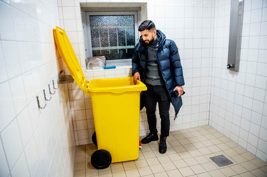 Sportchefen Omid Hushmand innan Arianas träning