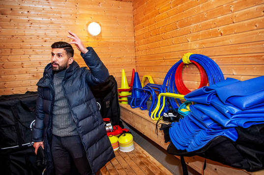 Sportchefen Omid Hushmand innan Arianas träning