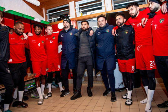 Sportchefen Omid Hushmand med spelarna innan Arianas
