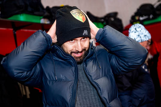 Sportchefen Omid Hushmand innan Arianas träning