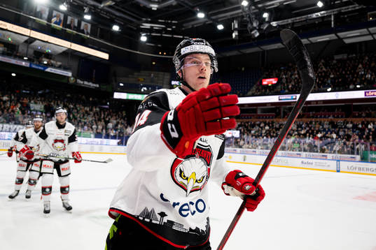 Malmö Redhawks Carl-Johan Lerby jublar