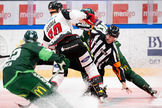Malmö Redhawks Lance Bouma kolliderar med Domare Richard