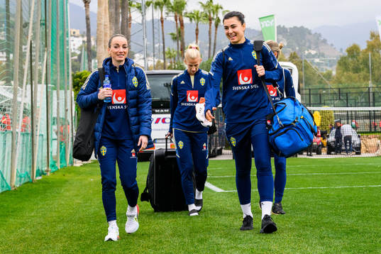 Kosovare Asllani, Sofia Jakobsson and goalkeeper Zecira