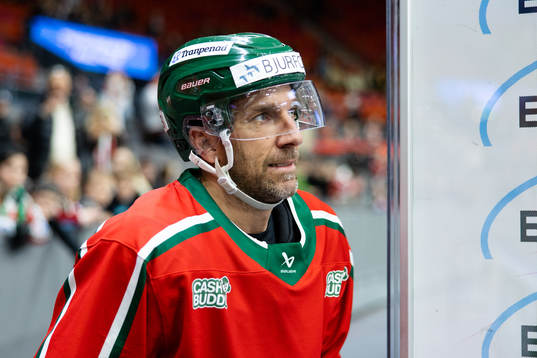 Frölundas Joel Lundqvist innan ishockeymatchen i SHL