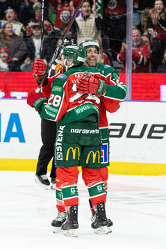 Frölundas Anthony Greco och Joel Lundqvist jublar