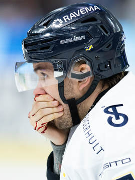 HV71s Oliwer Kaski lämnar isen blödande