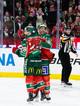 Frölundas Anthony Greco jublar ihop med Joel Lundqvist