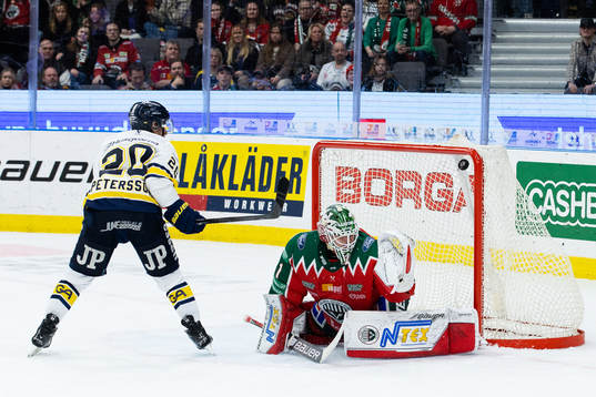 HV71s André Petersson sätter en straff i mål på