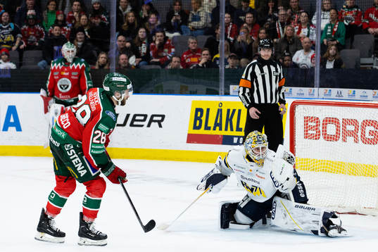 HV71s målvakt Joni Ortio räddar en straff slagen av