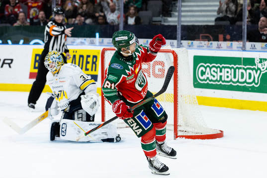 Ryan Lasch sätter en straff i mål på HV71s målvakt Joni