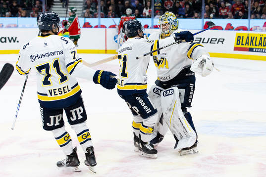 HV71s målvakt Joni Ortio  jublar med lagkamrater