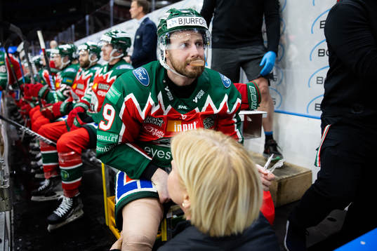 Frölundas Jan Mursak får sitt ben lindat