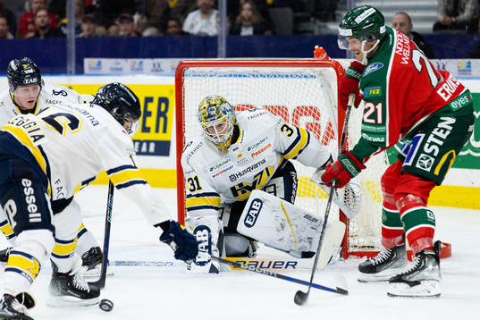 HV71s målvakt Joni Ortio mot Frölundas Loui Eriksson