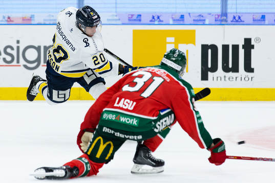 HV71s André Petersson skjuter ett skott