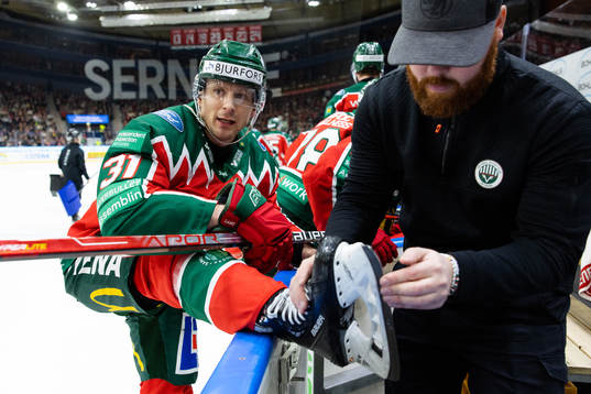 Frölundas Nicklas Lasu får sin skridskoskena åtgärdad