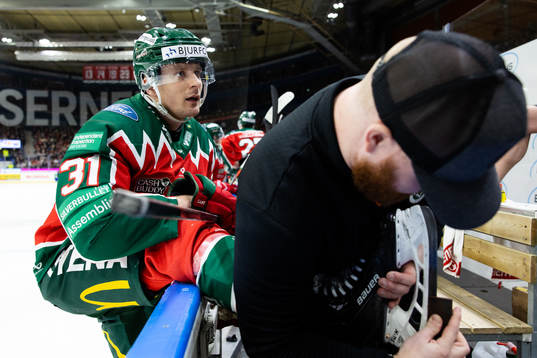 Frölundas Nicklas Lasu får sin skridskoskena åtgärdad