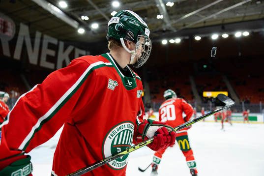 Frölundas Noah Dower Nilsson innan  ishockeymatchen i SHL