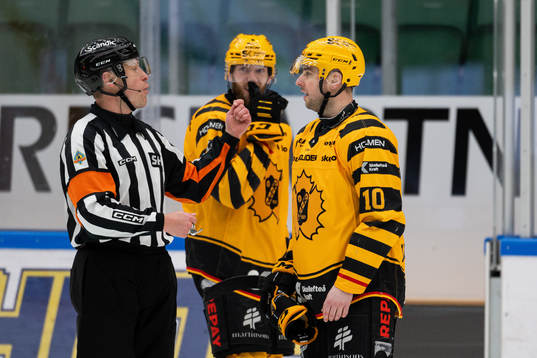 Skellefteås Joakim Lindström i samtal med domaren