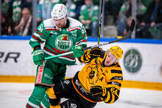 Rögles Ludvig Larsson tacklar Skellefteås Jonathan Pudas