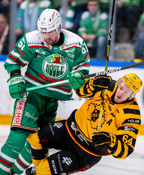 Rögles Ludvig Larsson tacklar Skellefteås Jonathan Pudas
