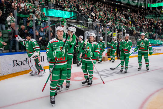 Rögles spelarna jublar