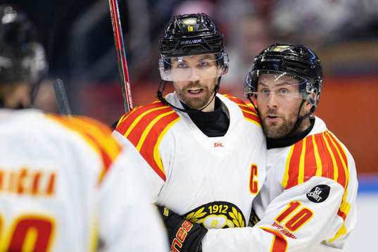 Brynäs Anton Rödin och Johan Larsson jublar