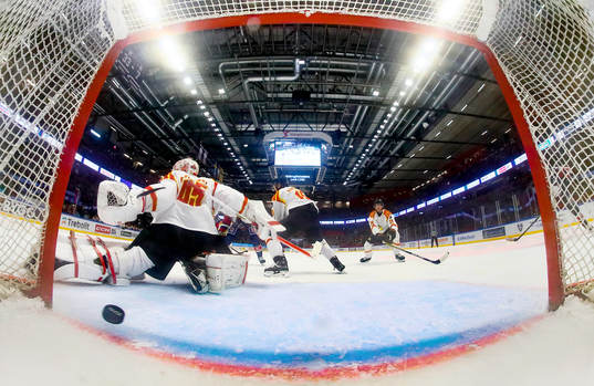 Mål av Linköping förbi Brynäs målvakt Jussi Olkinuora