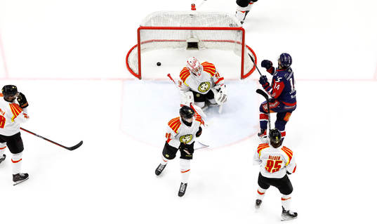 Mål av Linköpings Arvid Costmar förbi Brynäs målvakt