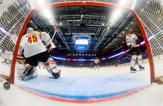 Mål av Linköping förbi Brynäs målvakt Jussi Olkinuora